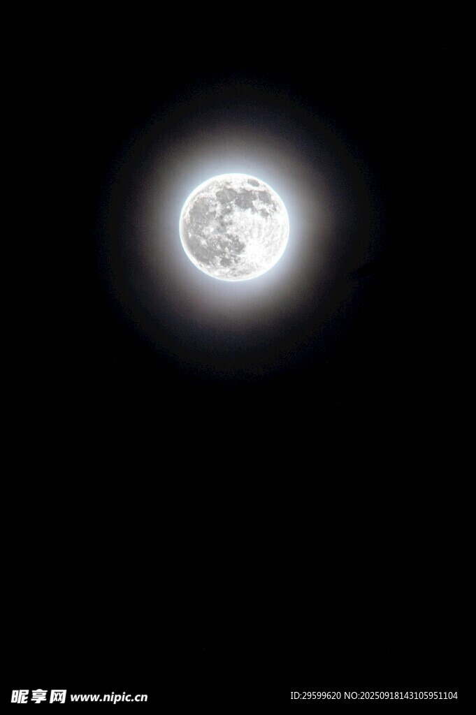 夜空中明亮的滿月