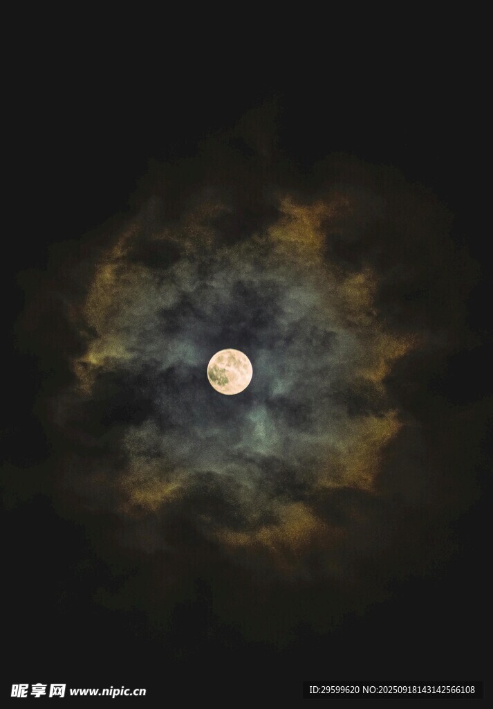 夜空中的月亮與云彩
