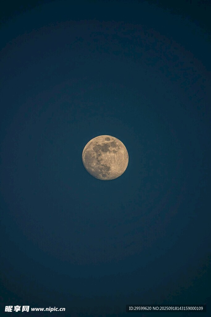 夜空中的孤月
