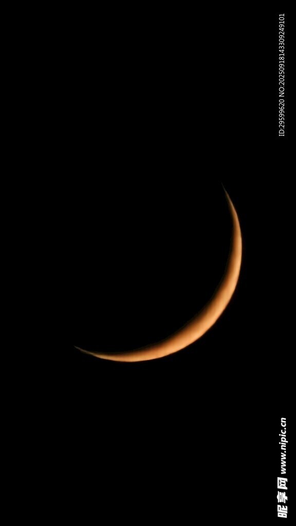彎彎新月懸于夜空