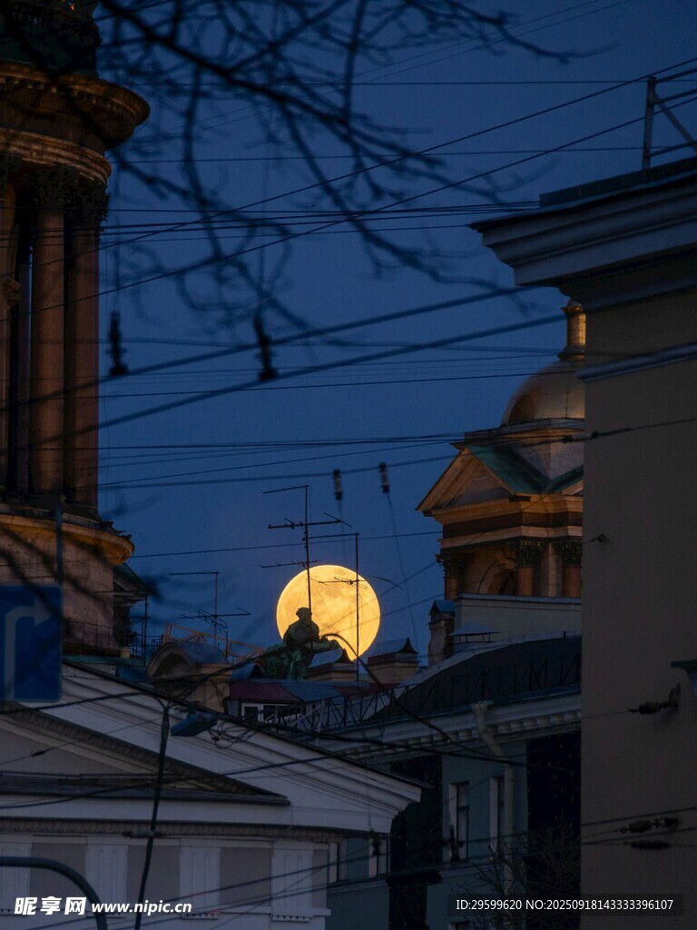 月夜下的古典建筑景觀