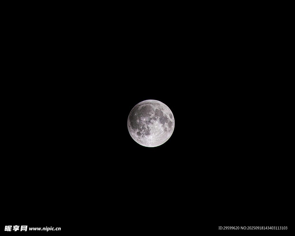 夜空中的皎潔明月