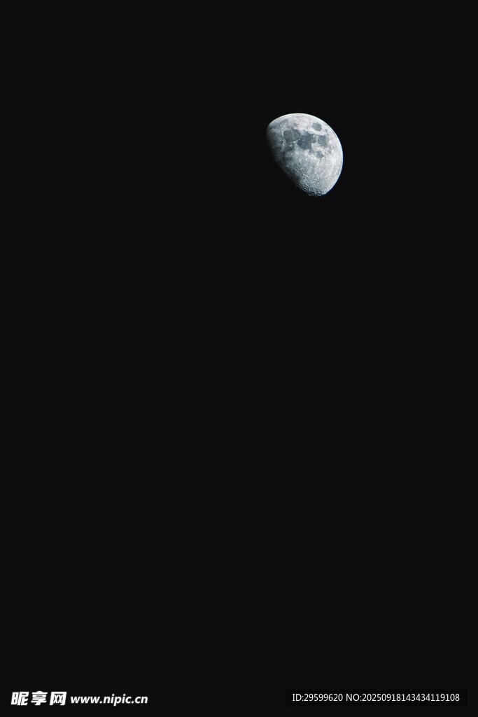 夜空中的孤獨(dú)月球