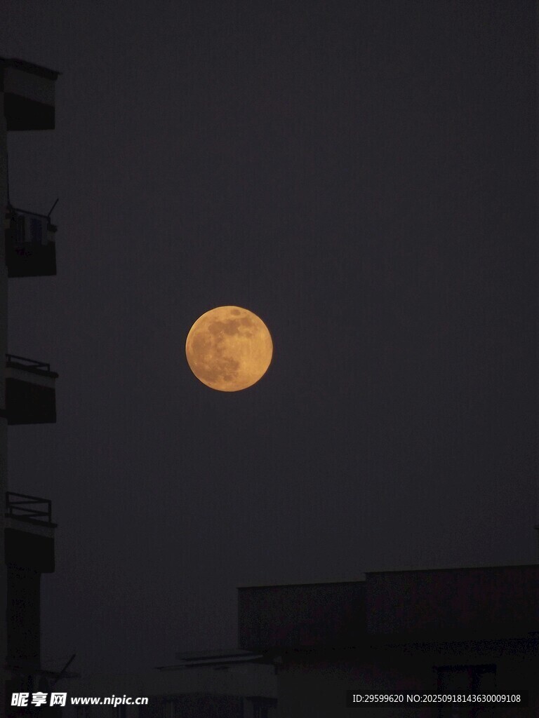 城市夜空的明亮圓月