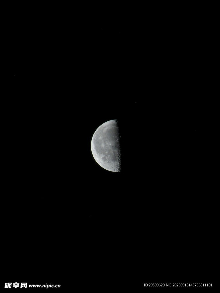 夜空中的月牙
