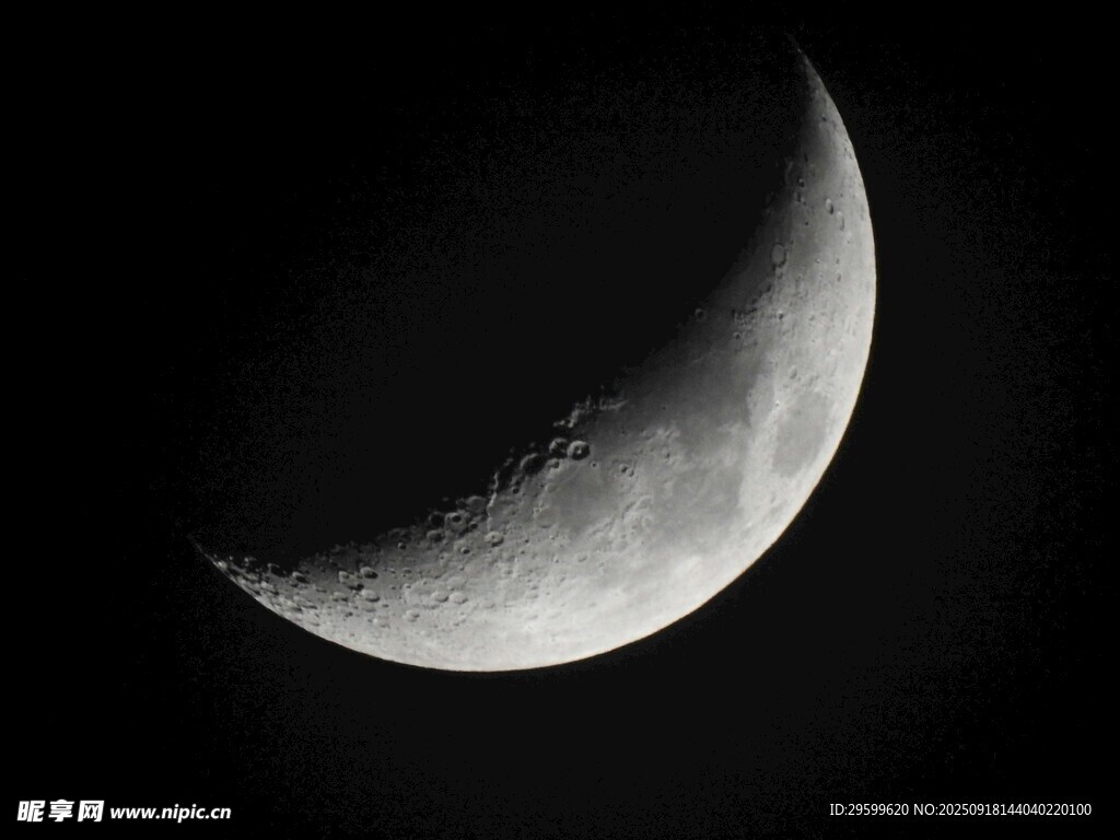 夜空中的彎彎新月