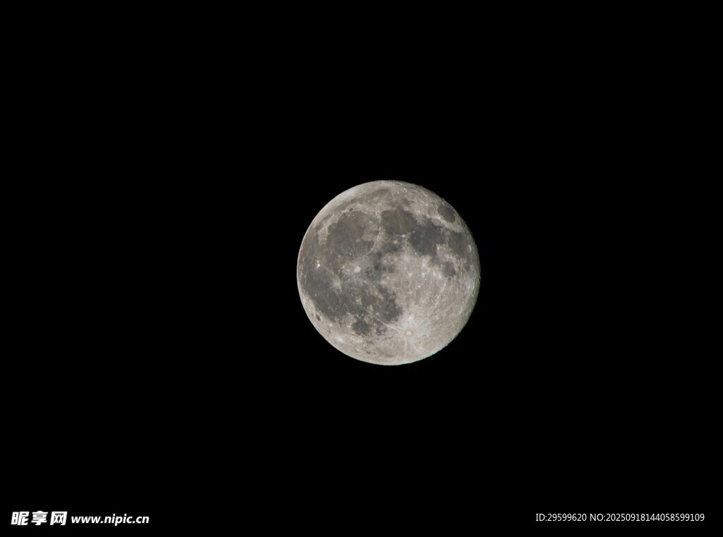 夜空中的皎潔明月