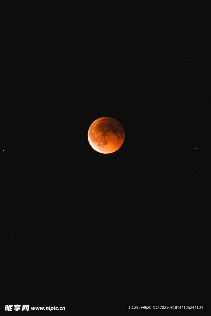 夜空中的紅月奇觀
