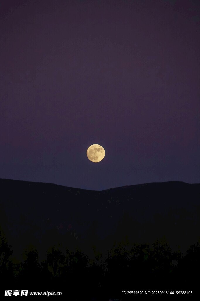 夜幕下的山間明月