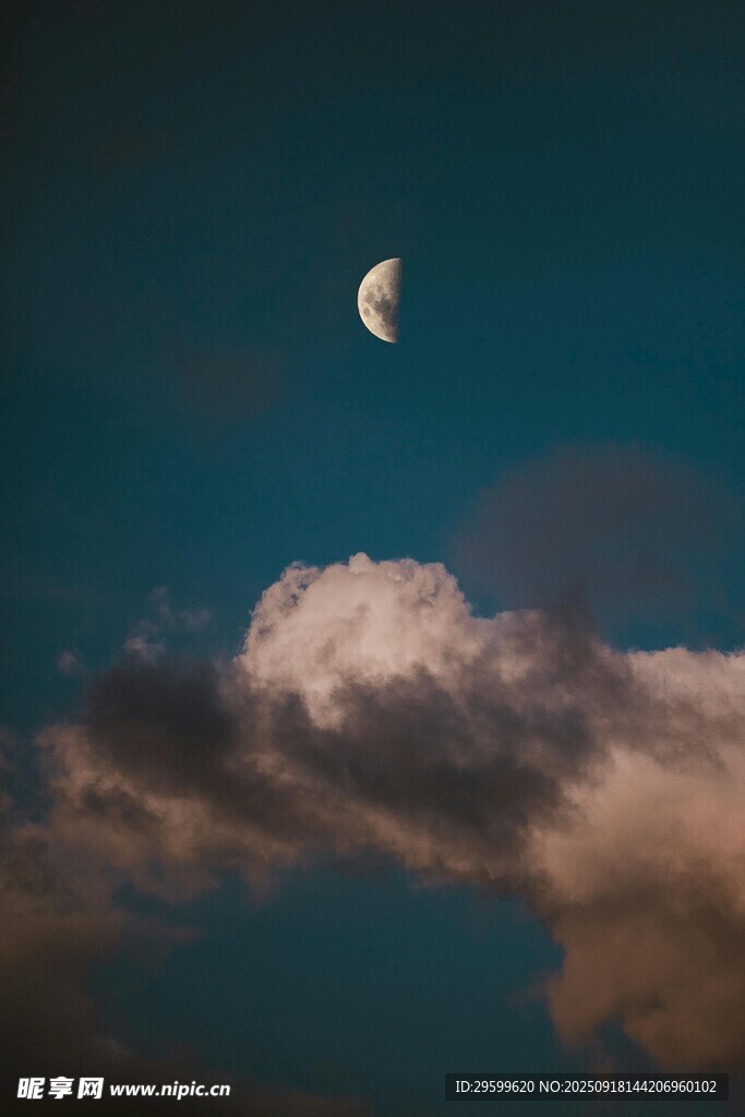 夜空新月伴云景