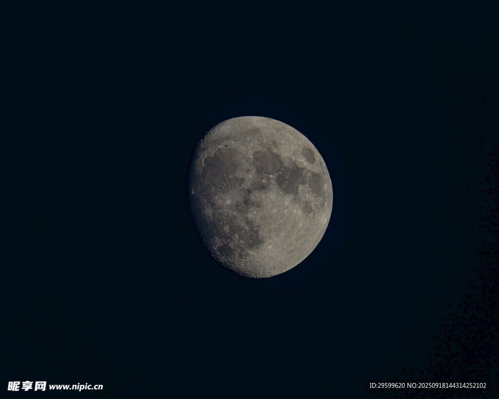 夜空中的半圓月亮