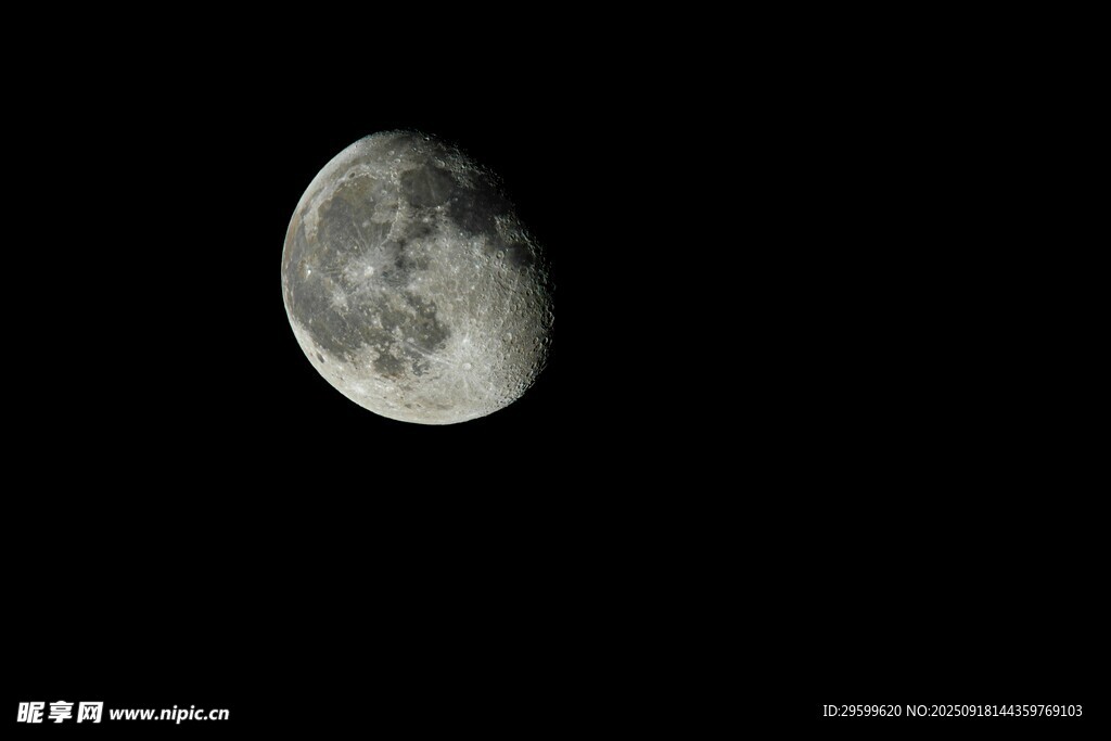 夜空中的明亮滿月