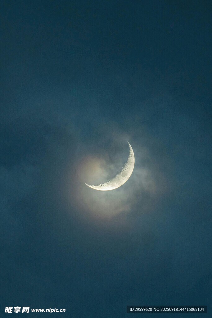 夜空中的彎彎新月
