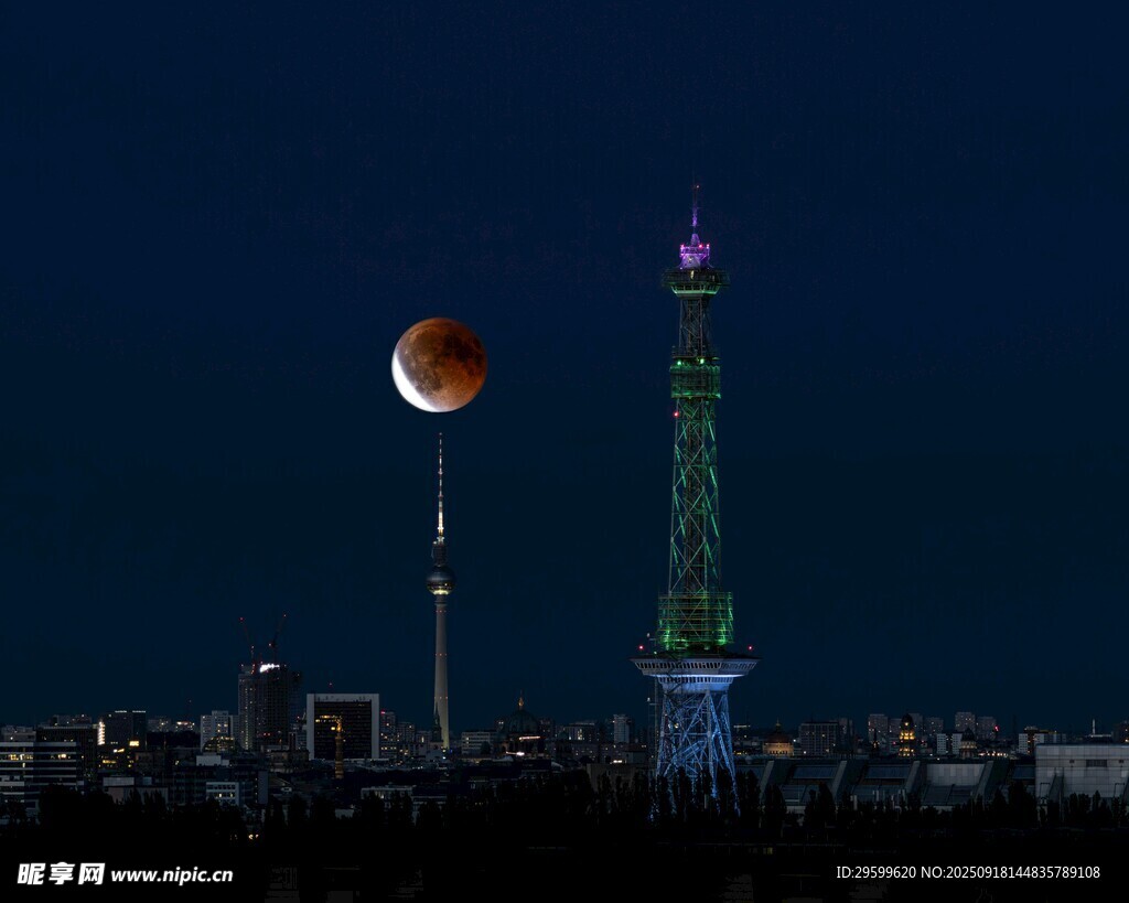 城市夜空下的月與高塔