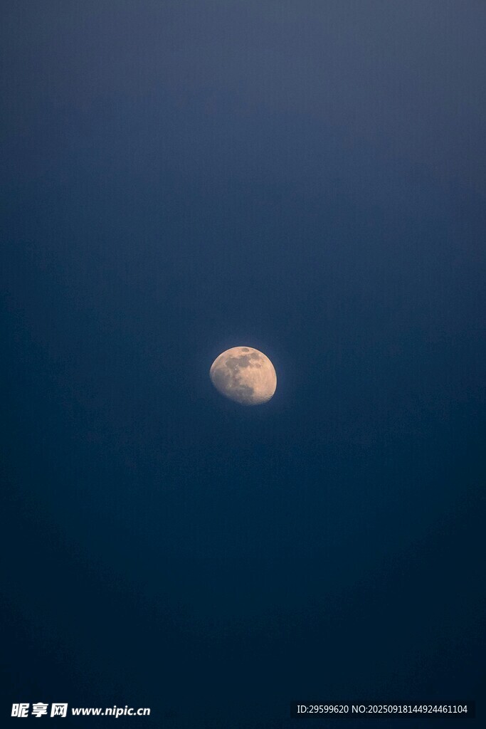 夜空中的孤月