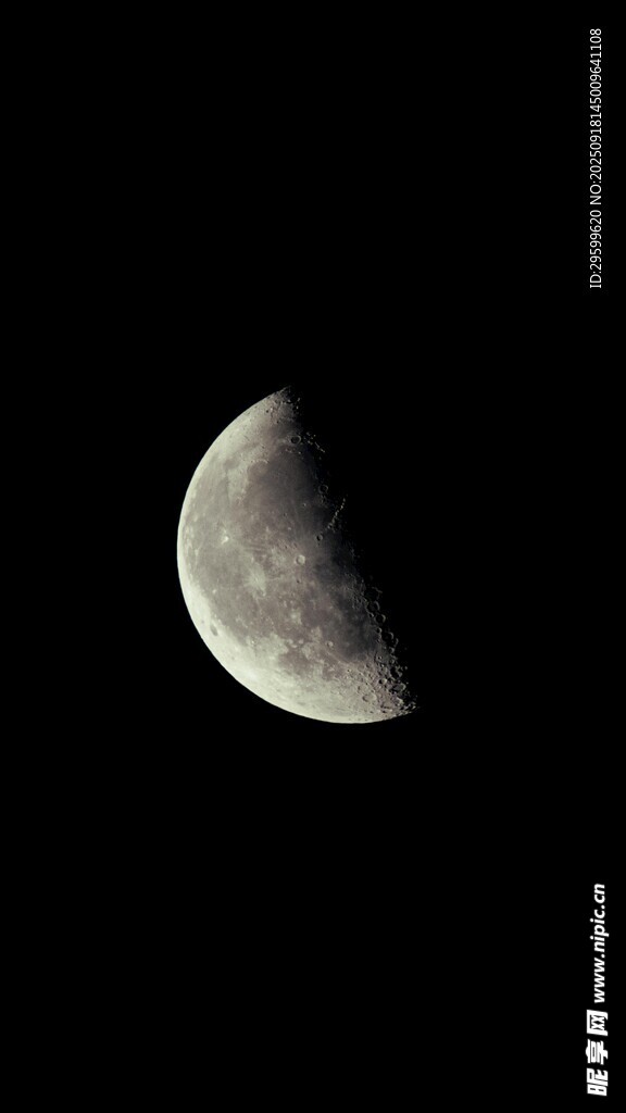 夜空中的半月