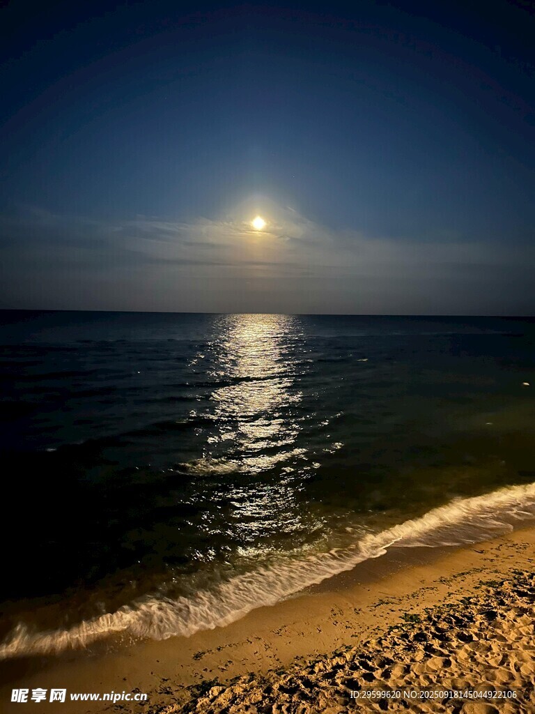 月夜下的靜謐海灘