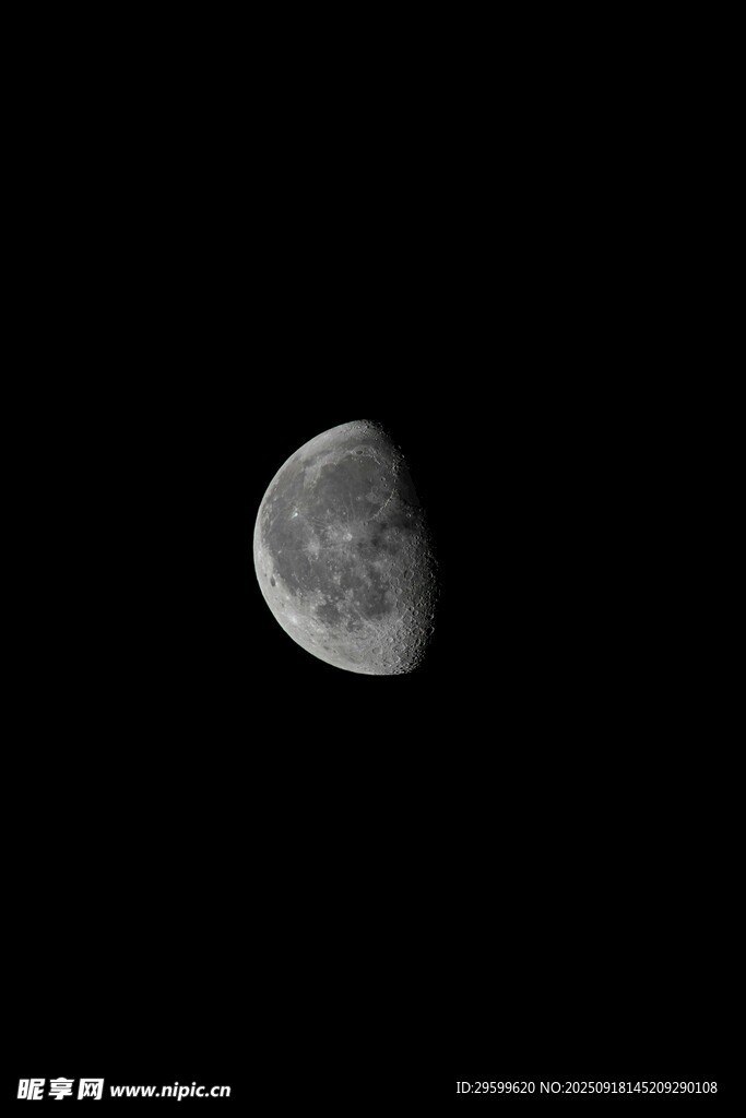 夜空中的半月