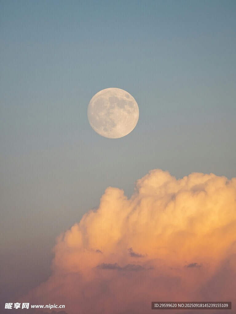 夕陽下的明月與云朵