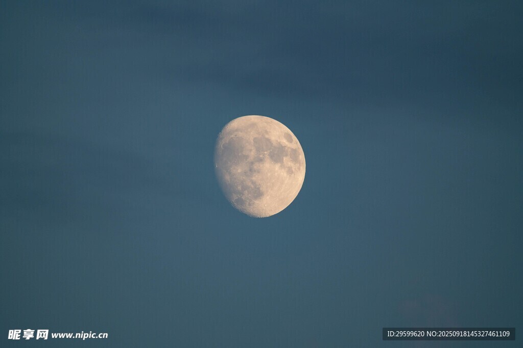 夜空中的皎潔明月