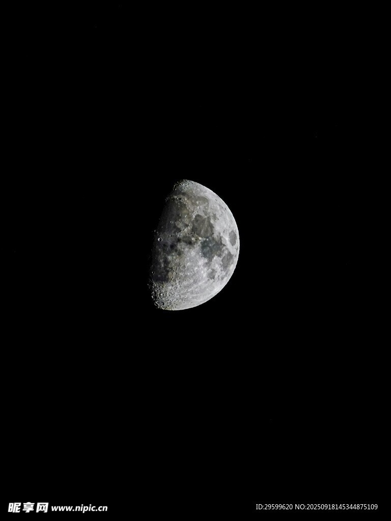 夜空中的半月