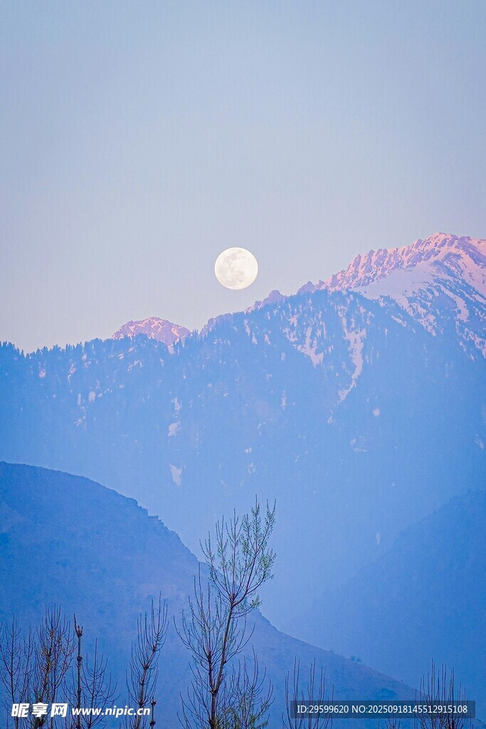 山間月升美景