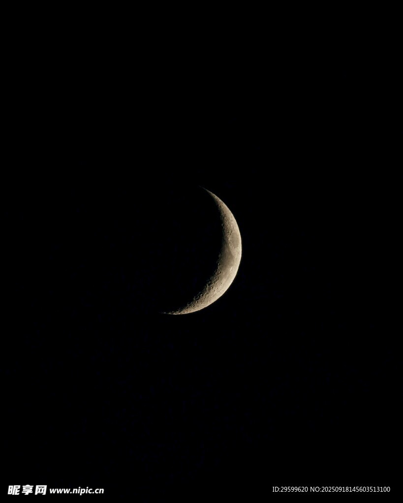 夜空中的彎彎新月