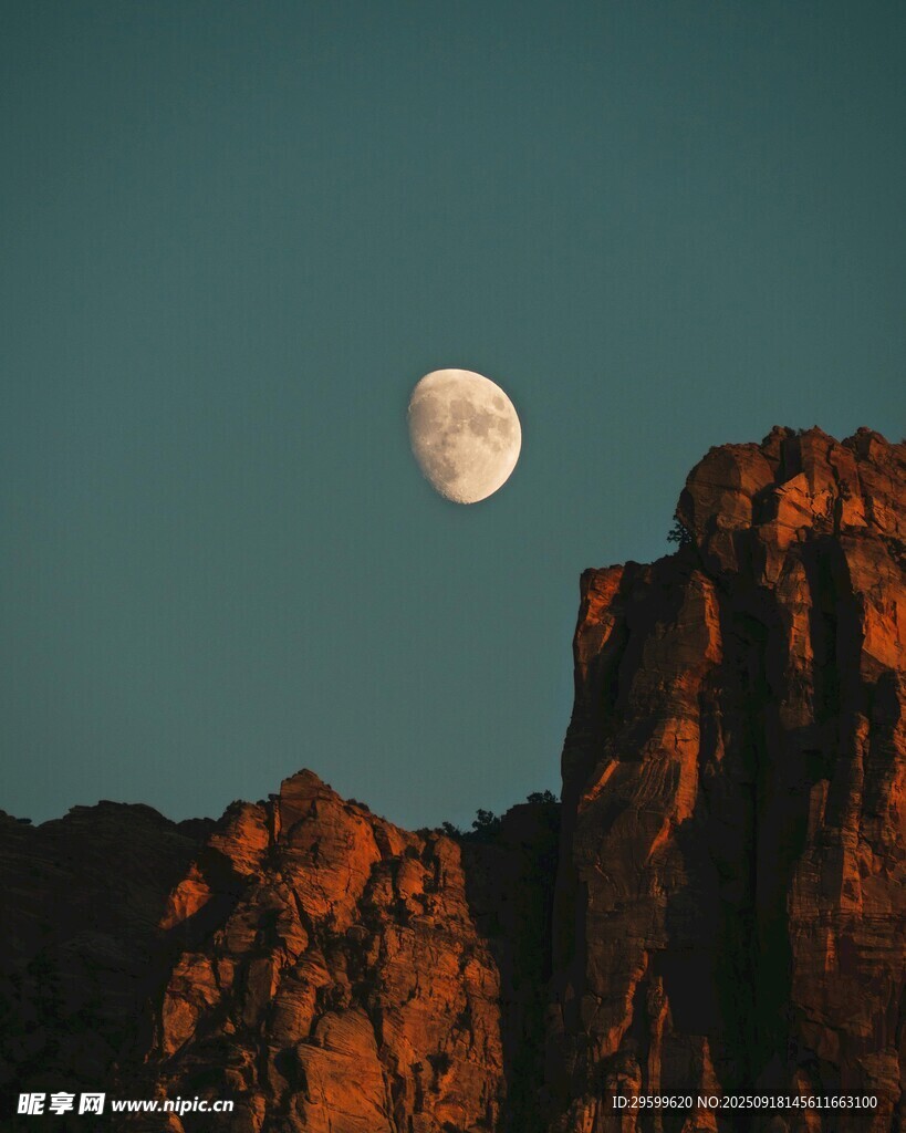 月下紅巖美景