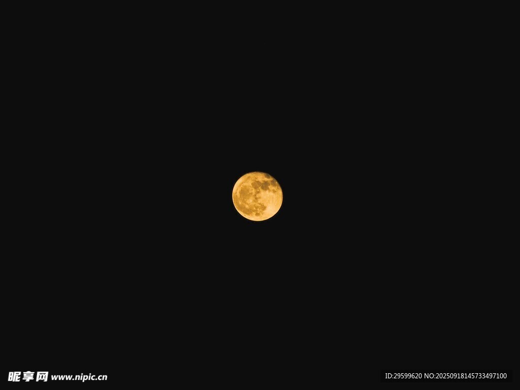夜空中的明亮圓月