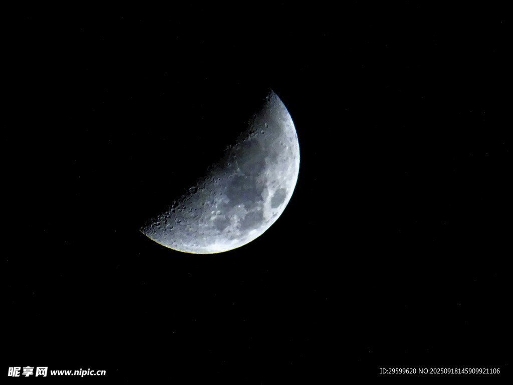 夜空中的彎月