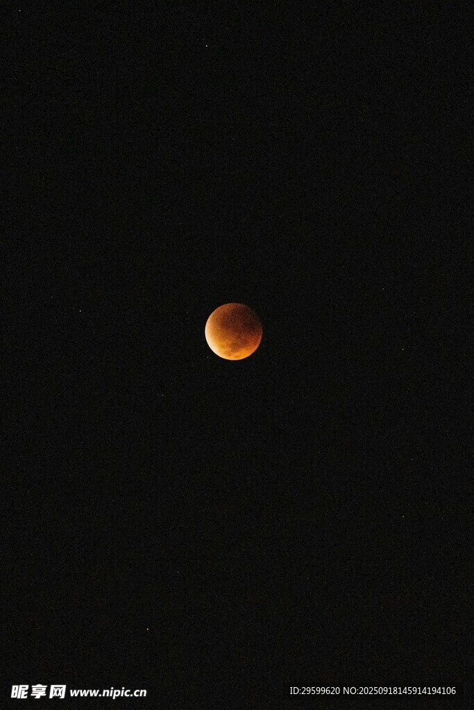 夜空中的紅月奇觀