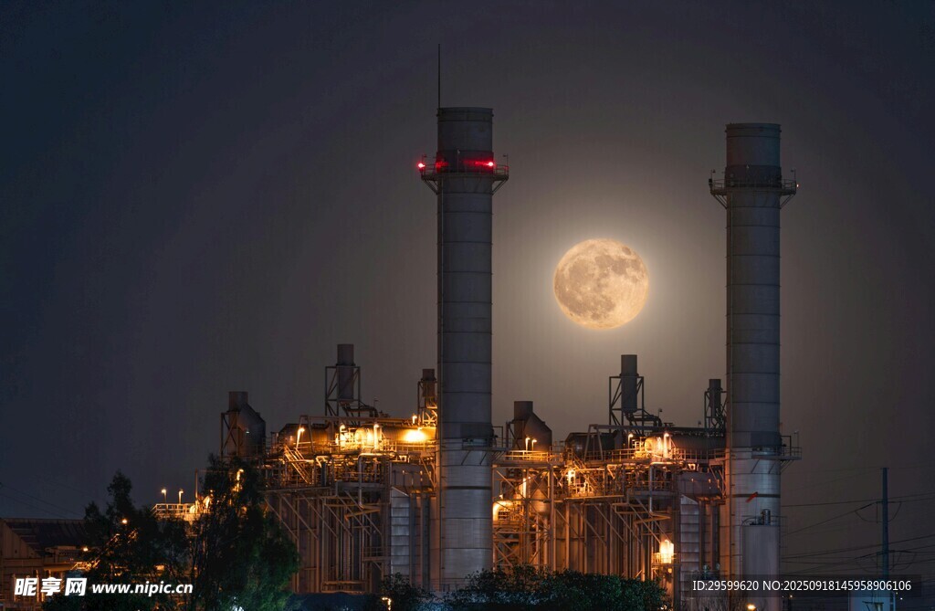 月夜下的工廠煙囪與燈火