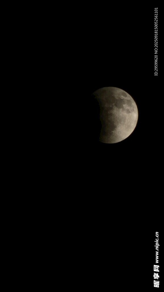 夜空中的半輪明月