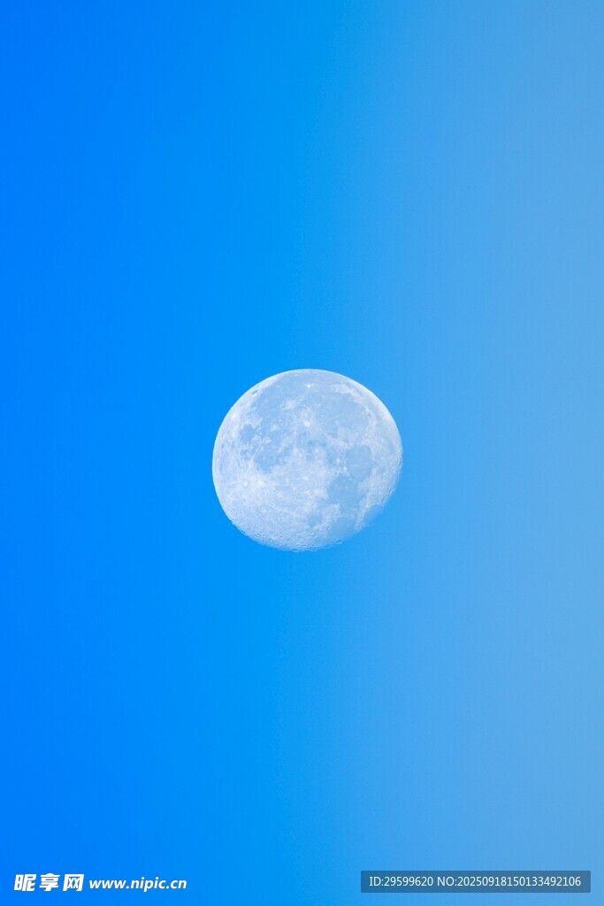 藍(lán)天中的皎潔明月