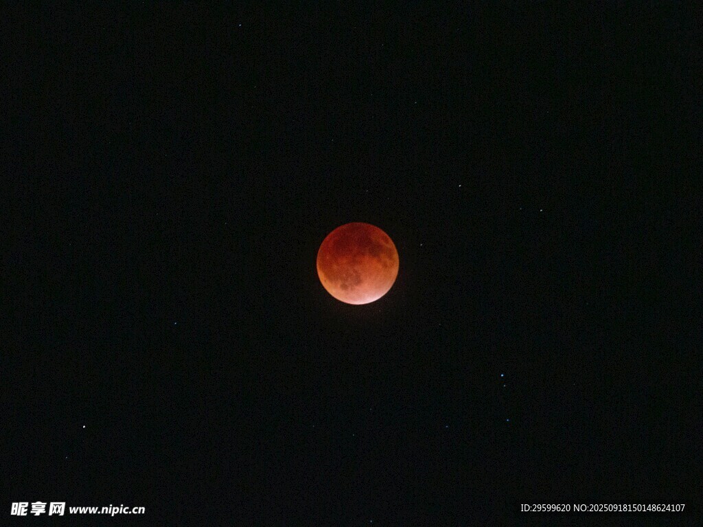 夜空中的紅月奇觀