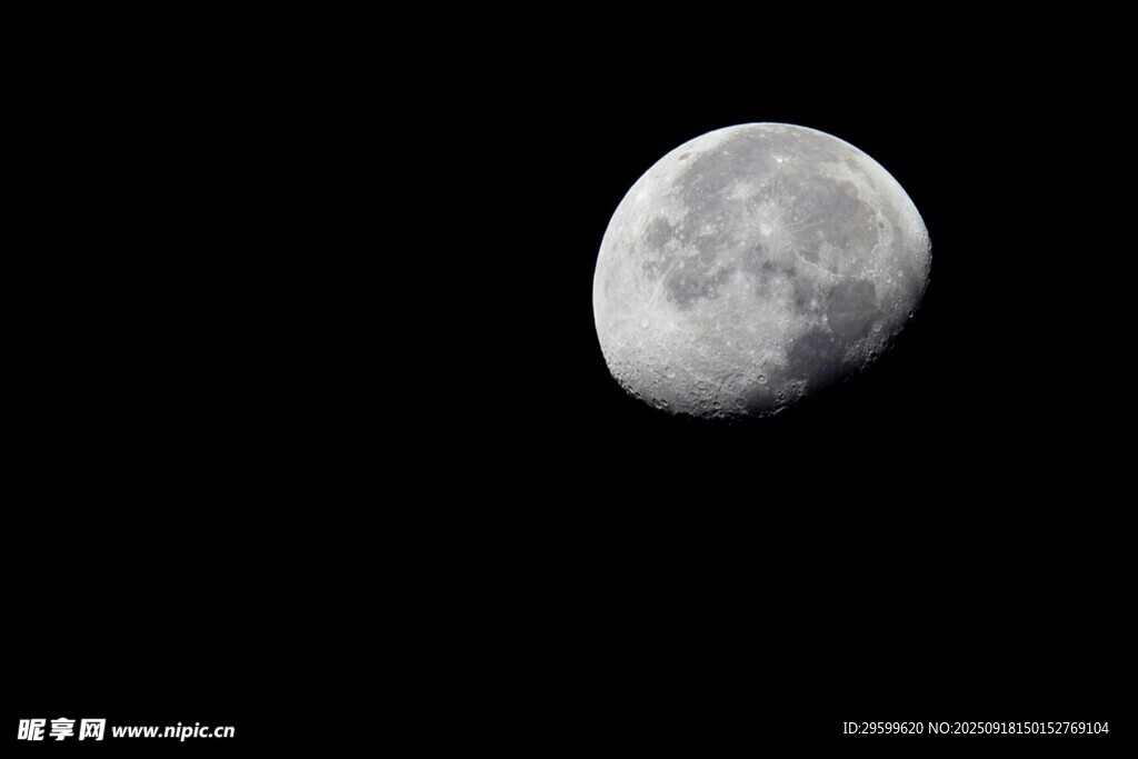 夜空中的半輪明月