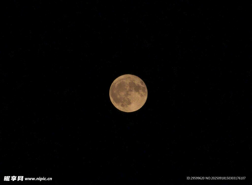 夜空中的孤月