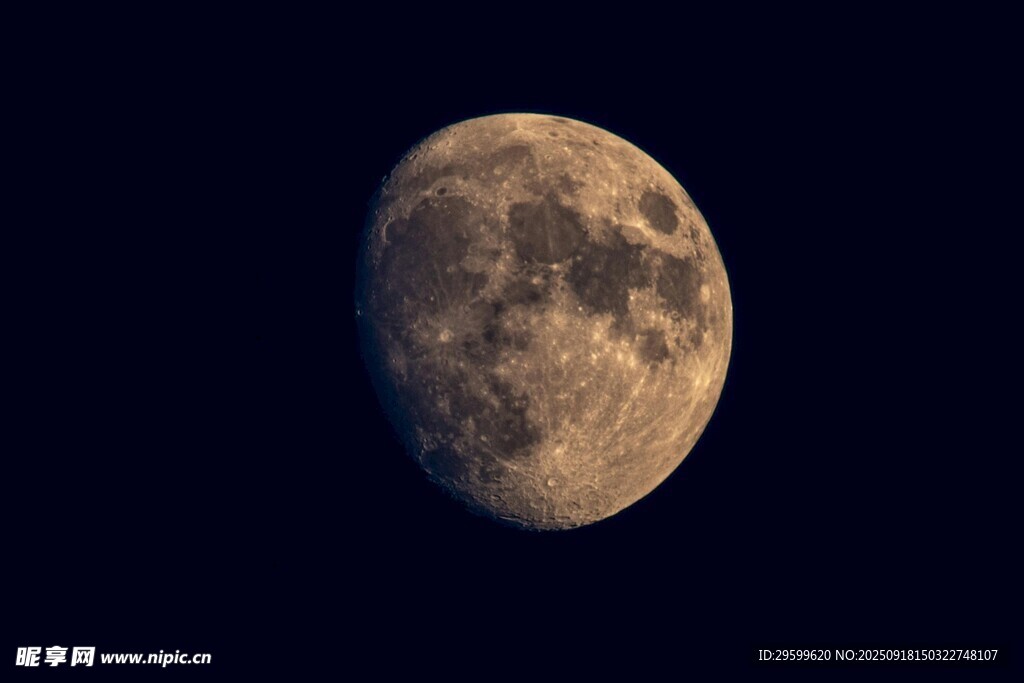 夜空中的半圓月亮