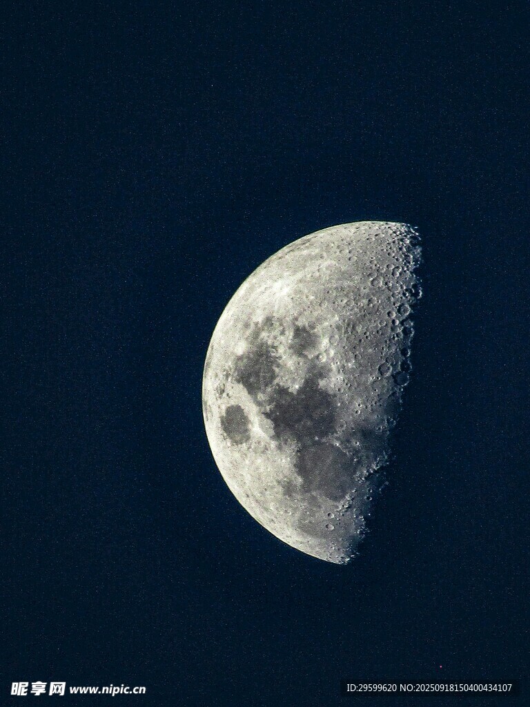 夜空下的半圓月亮