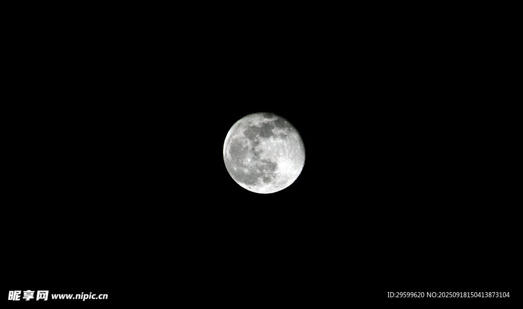 夜空中的皎潔明月
