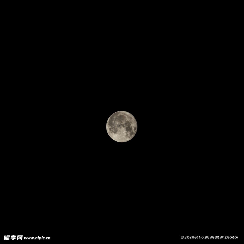 夜空中的孤獨(dú)月亮