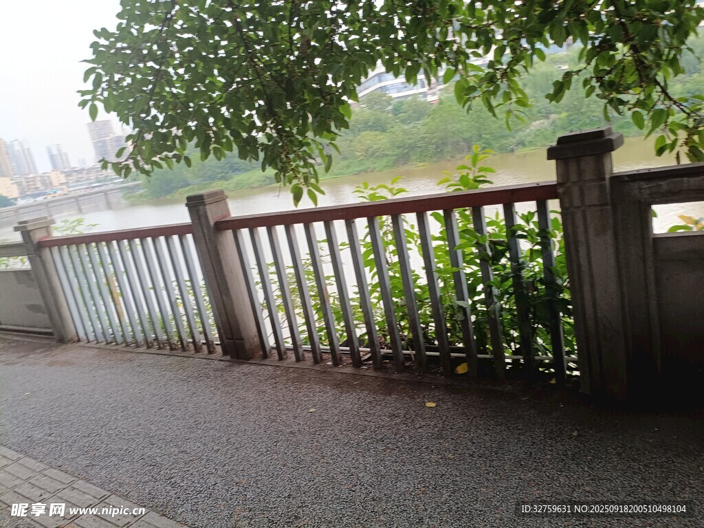 河邊護(hù)欄旁的靜謐小路