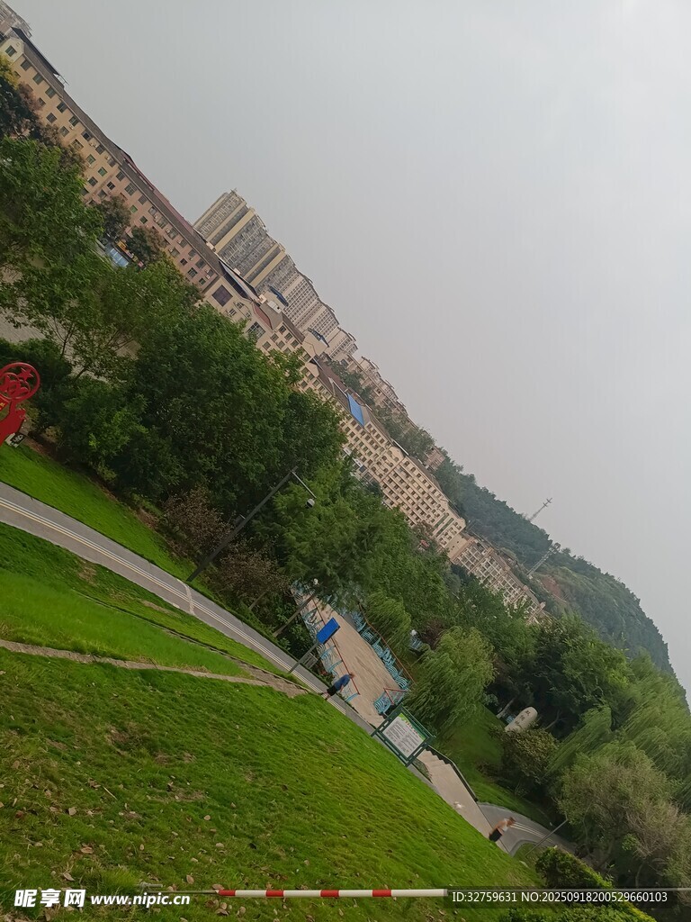 校園綠地旁的建筑景觀