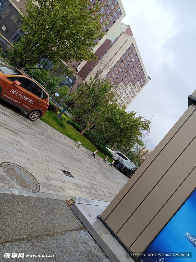 城市街邊停車場景