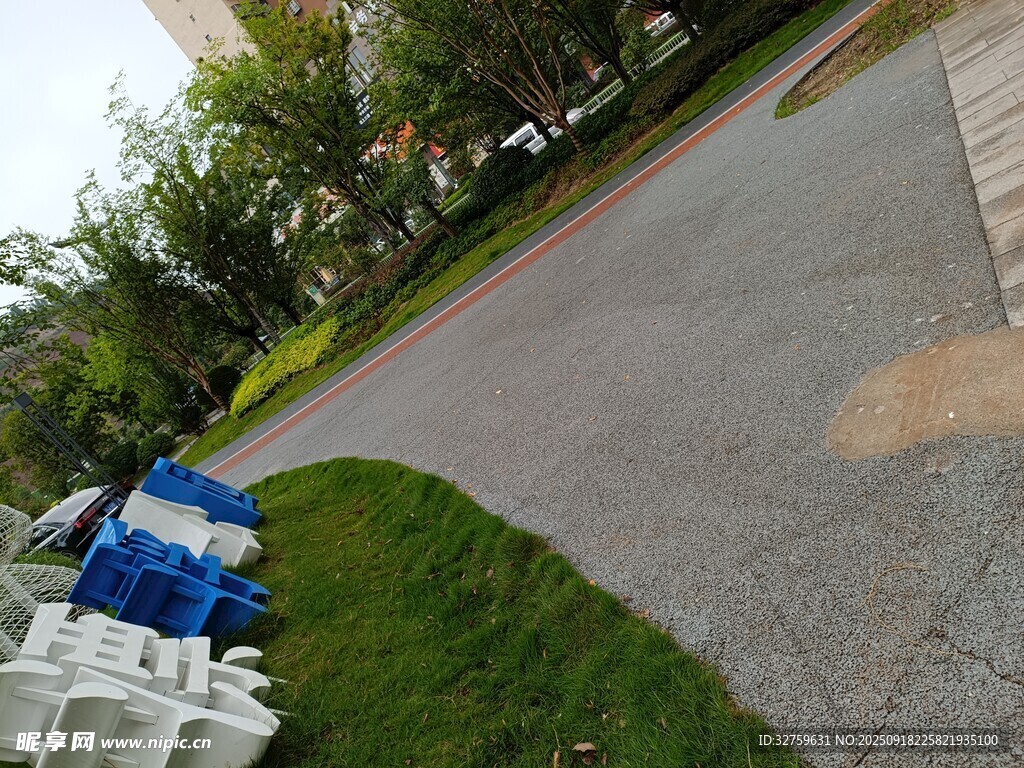 戶外道路旁的藍色物件