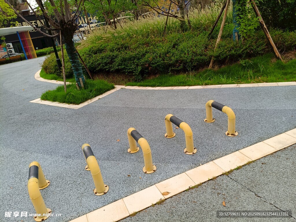 道路旁的黃色隔離樁