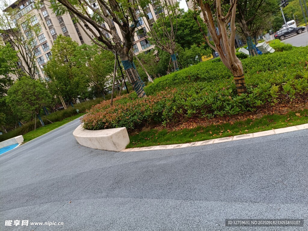 小區(qū)內(nèi)的綠化道路景觀