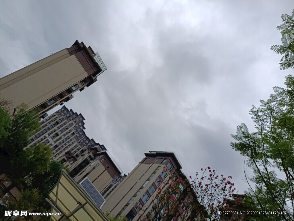 陰天視角下的城市建筑