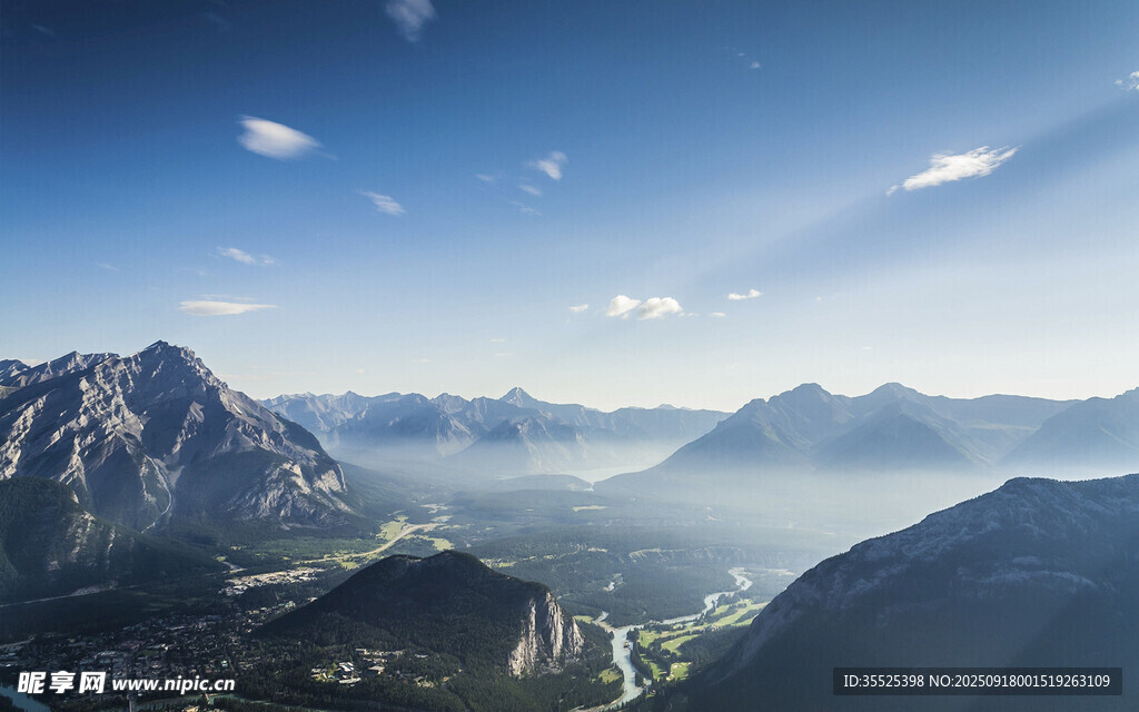 壯麗山巒間的開闊美景