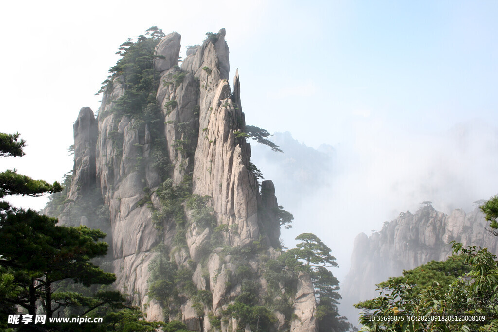 黃山奇峰云霧繚繞美景